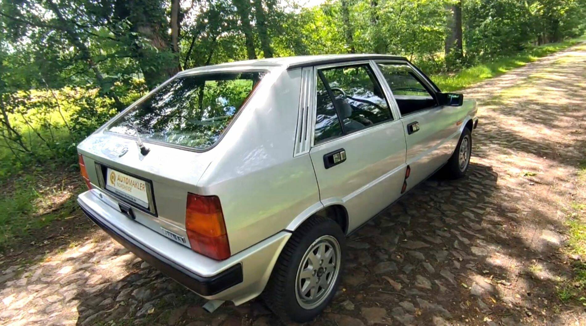 Lancia Delta 1.3 auf dem Waldweg